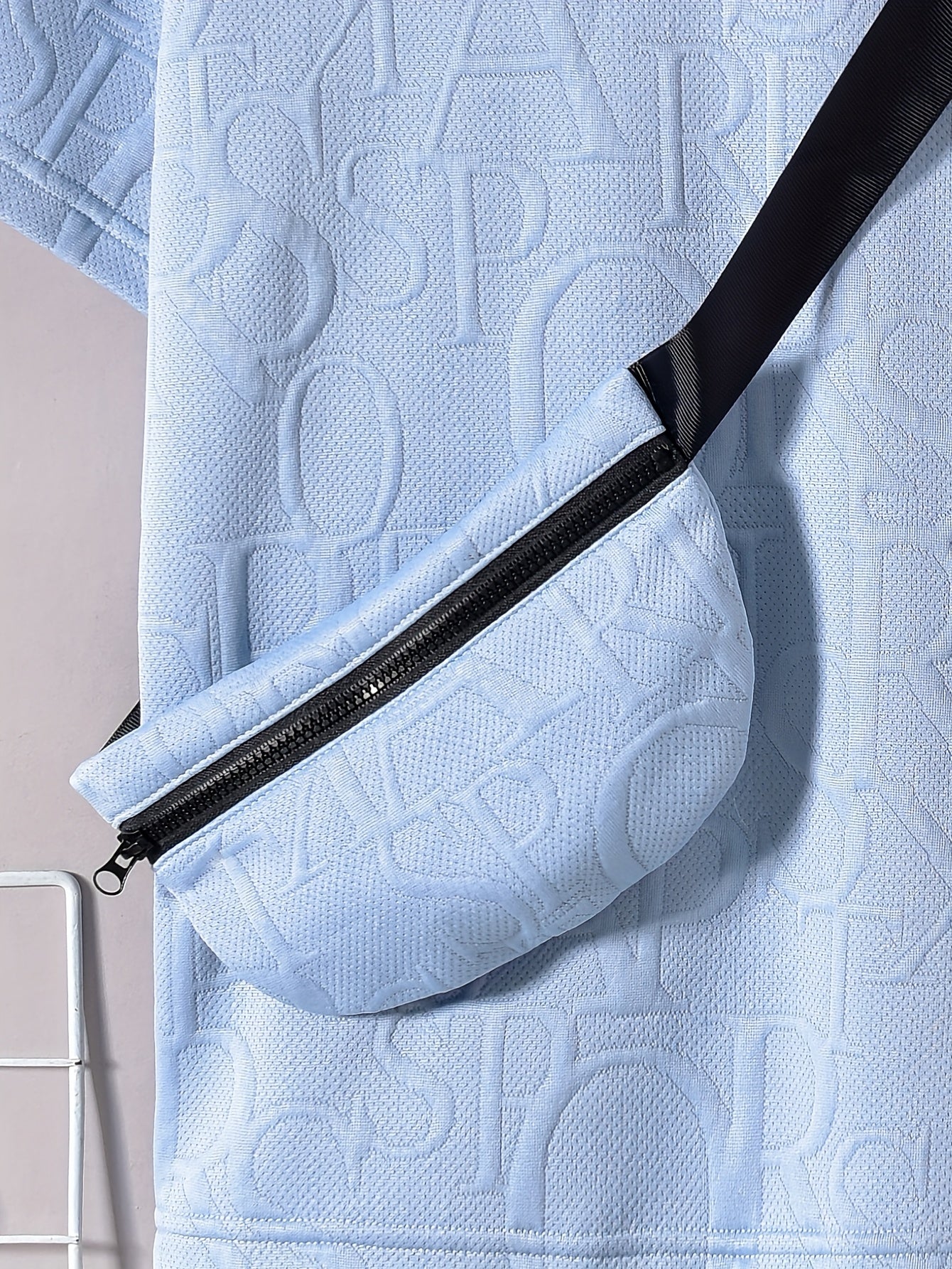 Տղաների համար նախատեսված ոճային սպիտակ կարճ թևքով մարզաշապիկ + առօրյա շորտեր + նորաձև կրծկալով պայուսակի հավաքածու, իդեալական է բացօթյա օգտագործման համար