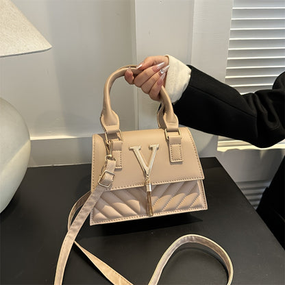 Նորաձև շղթայական պայուսակներ կանանց համար, գարուն-ամառ 2024 թվականի նոր հավաքածու, բարձրակարգ ռելիեֆային դիզայնով, հարմար է ուսերին, ձեռքին և խաչաձև կրելու համար, ոճային ծոպավոր կախազարդերով։