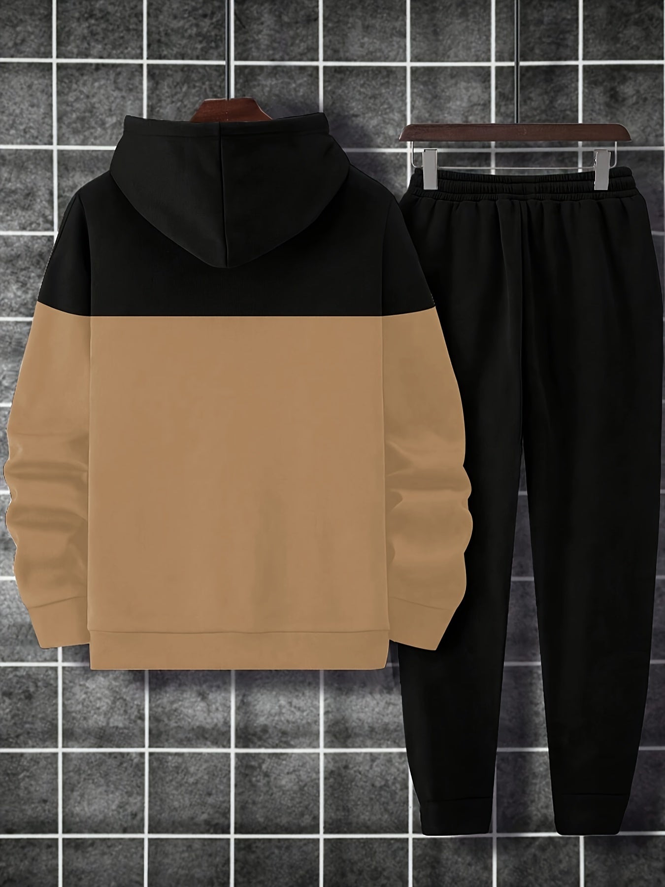 Տղամարդու աշուն/ձմեռ առօրյա պոլիեսթերային սպորտային համազգեստի հավաքածու - երկար թևքերով գլխարկով վերնաշապիկ՝ տառերի տպագրությամբ և պատչվորք դիզայնով, կանոնավոր չափի լարով վազորդներ, տրիկոտաժե գործվածք, թեթևակի ձգվող