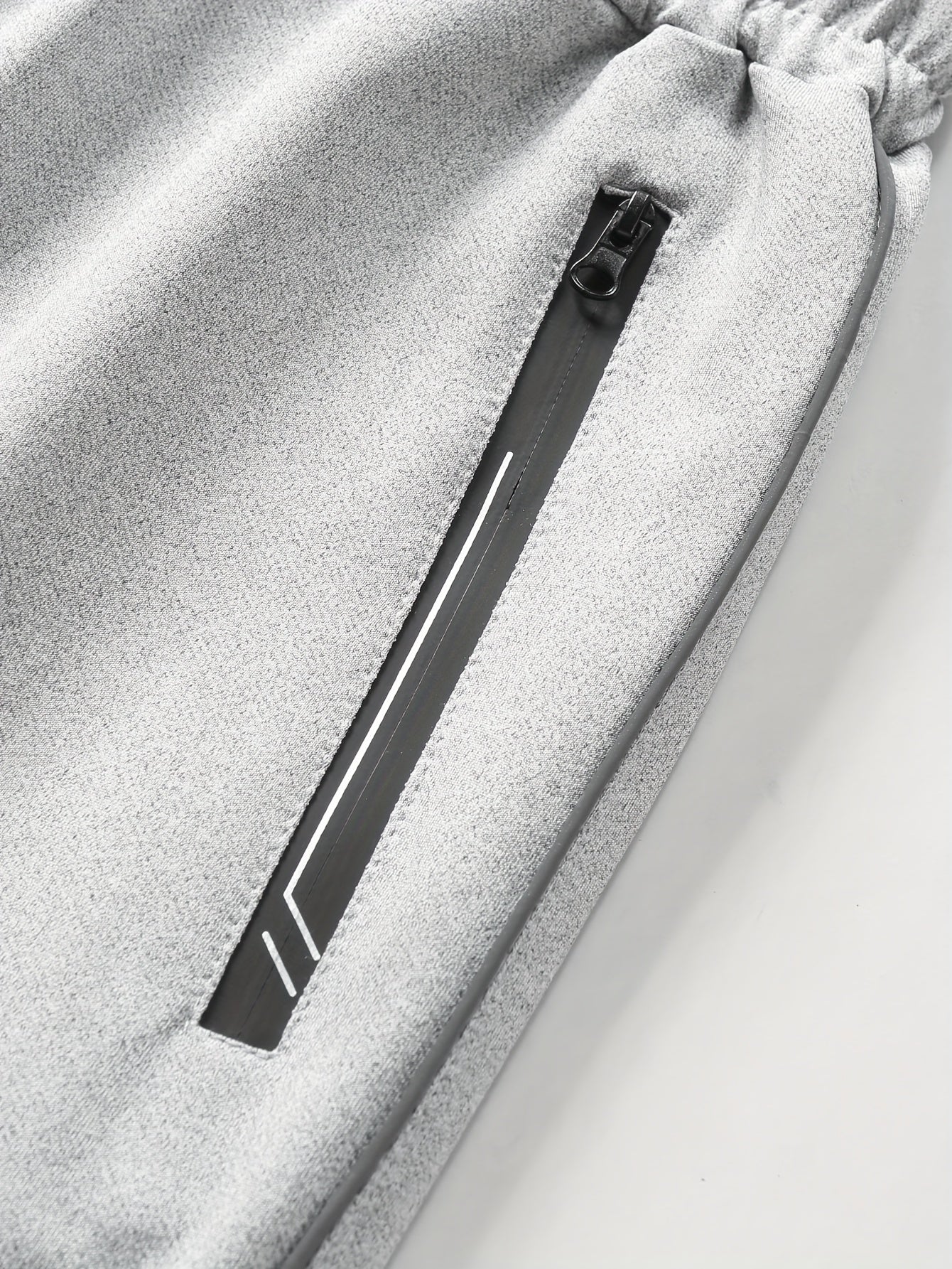 Տղամարդու առօրյա սպորտային հագուստի հավաքածու՝ Գարուն/աշուն՝ կանգնած օձիքով բաճկոն, երկու մասից բաղկացած հավաքածու՝ ժապավենով ձգվող առաձգական գոտկատեղով տաբատով, տղամարդու վերին և ստորին հագուստ վազքի համար, կայծակաճարմանդով գրպանի դիզայն