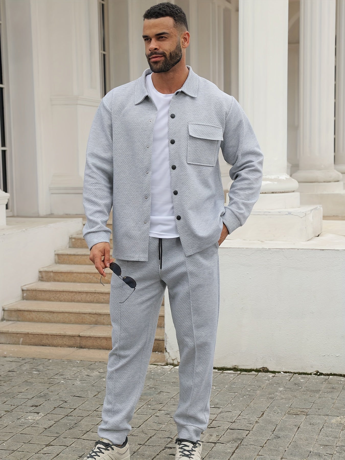 Տղամարդու առօրյա սպորտային հագուստի հավաքածու - Երկար թևքերով, կոճակներով վերնաշապիկ և ջոգեր, ձգվող գործվածքից, գարուն/աշուն հավաքածու