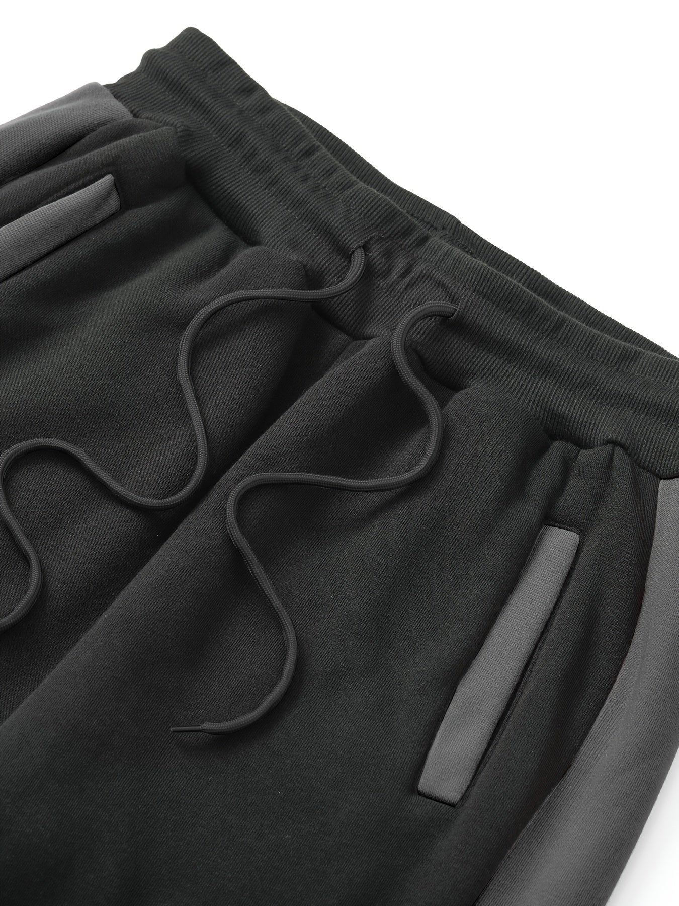 Տղամարդու առօրյա վերնաշապիկի հավաքածու՝ աշնանային և ձմեռային համար, որը ներառում է գլխարկով սվիտեր և սպորտային կարդիգան՝ պատչվորք դիզայնով։