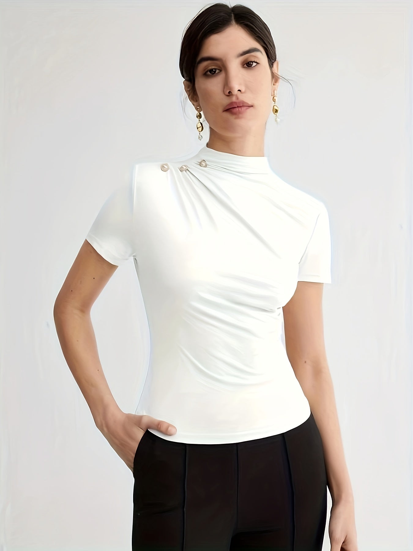 Էլեգանտ սպիտակ կարճ թևքով, բարձր օձիքով վերնաշապիկ՝ կոճակներով դետալով - Կանացի բազմակողմանի ամառային բլուզ, առօրյա հագուստ | Մինիմալիստական ոճ | Նրբագեղ չափս