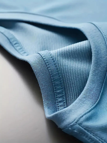 Տղամարդկանց ամառային առօրյա սպորտային երկու մասից բաղկացած հավաքածու՝ LADA տառերով նախշերով շապիկ և սև լարով շորտեր, առօրյա սպորտային հագուստ, սովորական չափս՝ իդեալական ամառային բացօթյա օգտագործման համար։