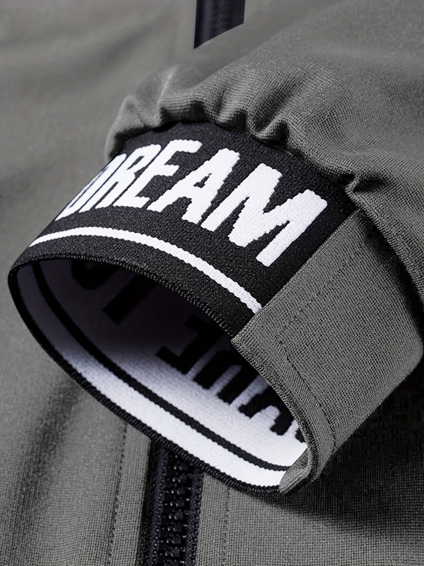 Տղամարդկանց ամենօրյա սպորտային հագուստի հավաքածու - բեժ գույնի ճարմանդով բաճկոն և մարզական տաբատ "DARE TO BE" տպագրությամբ, երկար թևերով, գրպաններով և քաշվող գոտիով, իդեալական է վազքի և հանգստի համար, գարուն/աշուն հավաքածու, գարուն-աշուն հագուստ | Zipup J