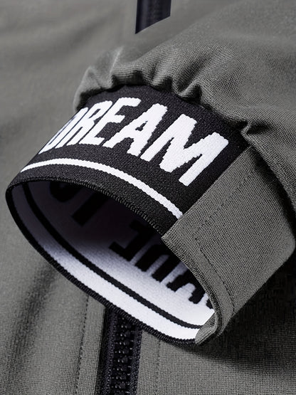 Տղամարդկանց ամենօրյա սպորտային հագուստի հավաքածու - բեժ գույնի ճարմանդով բաճկոն և մարզական տաբատ "DARE TO BE" տպագրությամբ, երկար թևերով, գրպաններով և քաշվող գոտիով, իդեալական է վազքի և հանգստի համար, գարուն/աշուն հավաքածու, գարուն-աշուն հագուստ | Zipup J