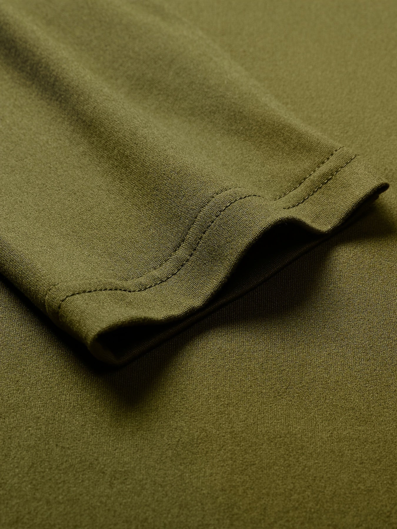 Տղամարդու առօրյա, գունային բլոկներով երկար թևքերով, կոճակներով վերնաշապիկ և լարով վազող տաբատ՝ պոլիեսթերի խառնուրդով, գրպաններով, իդեալական է գարնան/աշնան համար