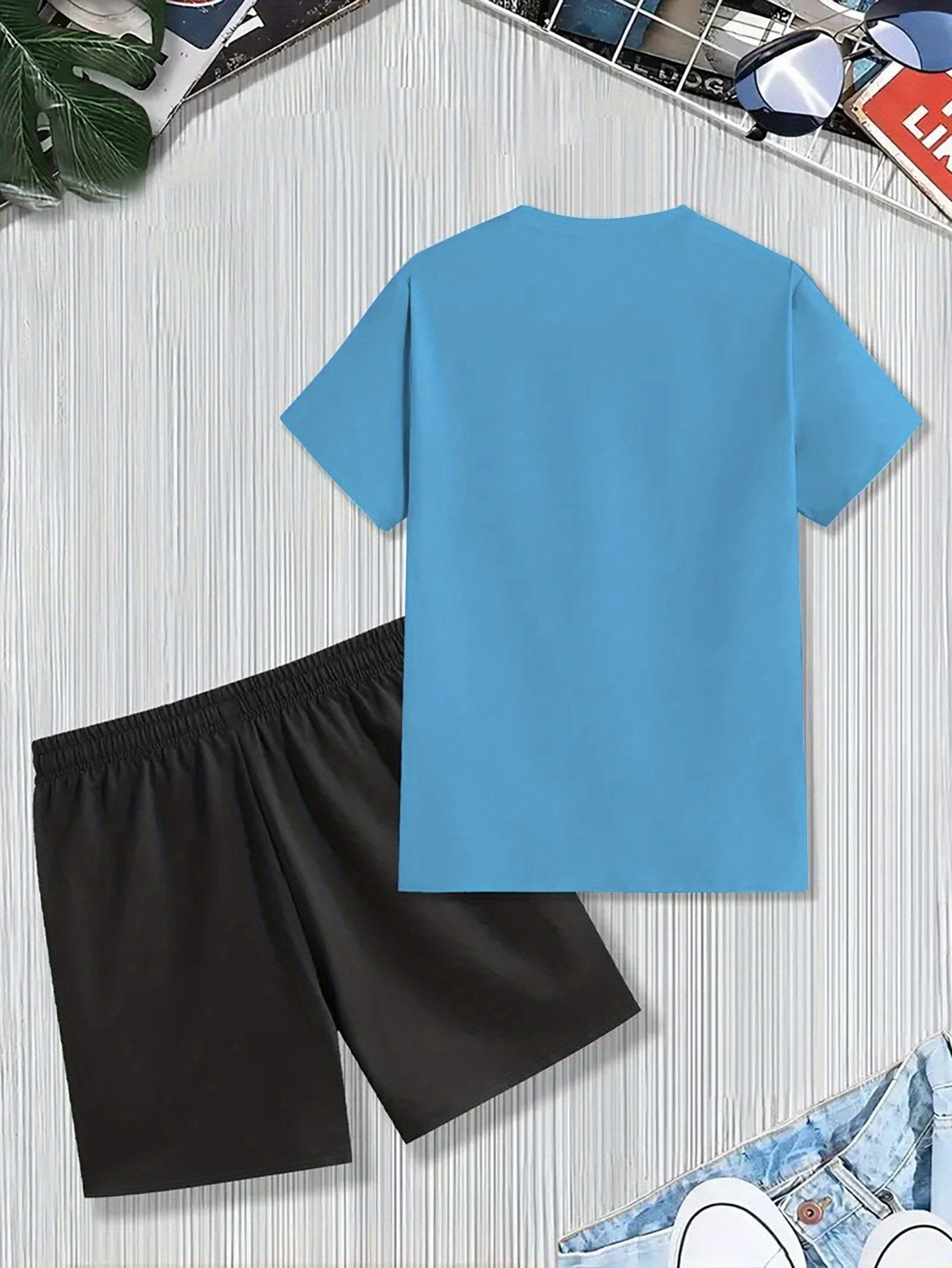 Տղամարդկանց ամառային առօրյա սպորտային երկու մասից բաղկացած հավաքածու՝ LADA տառերով նախշերով շապիկ և սև լարով շորտեր, առօրյա սպորտային հագուստ, սովորական չափս՝ իդեալական ամառային բացօթյա օգտագործման համար։