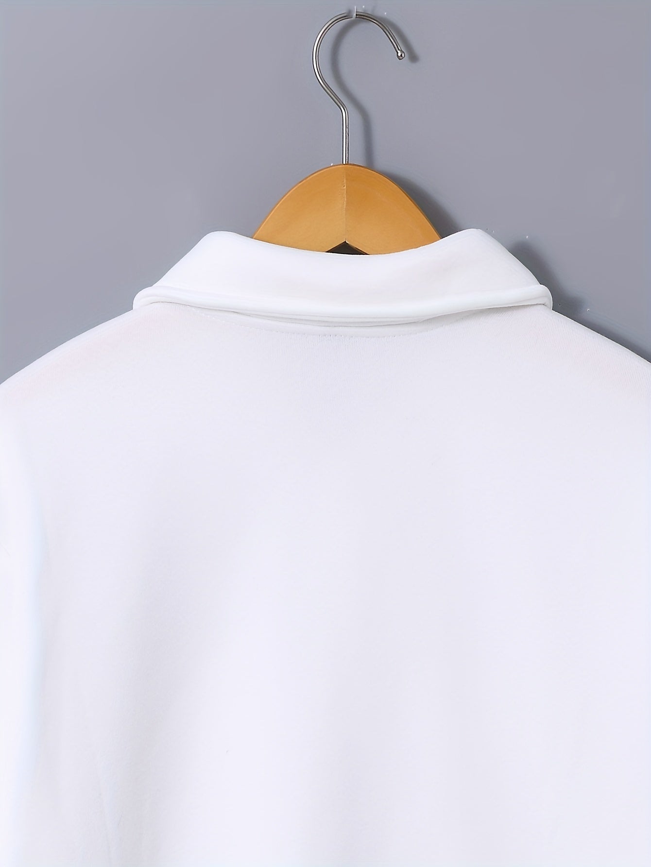 Տղամարդու 1 հավաքածու՝ միագույն պոլիեսթերից պատրաստված առօրյա հագուստ՝ երկար թևքերով, կոճակներով և օձիքով բաճկոնով, գրպաններով և լարով երկար տաբատի հավաքածու՝ աշուն/ձմեռ