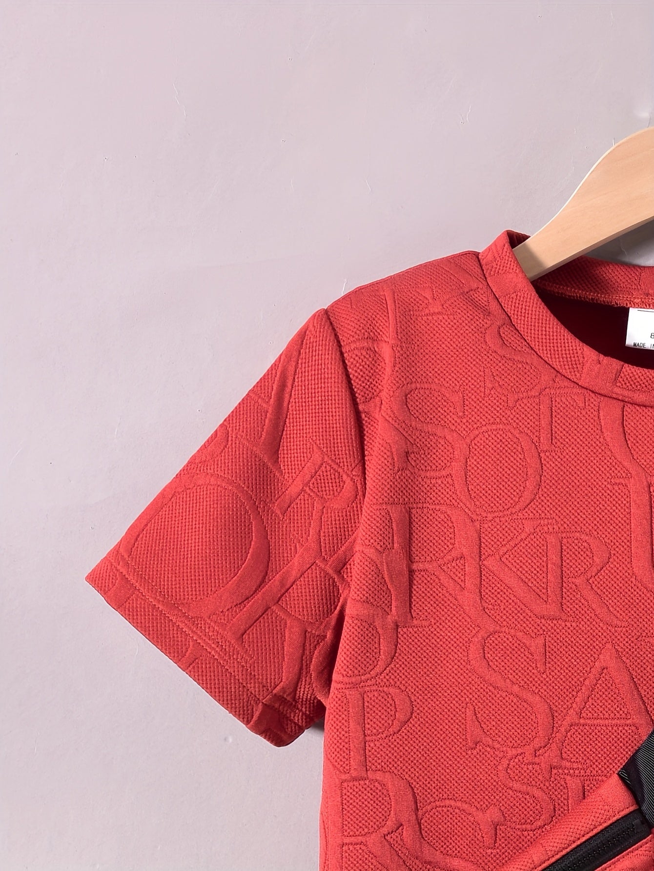 Տղաների համար նախատեսված ոճային սպիտակ կարճ թևքով մարզաշապիկ + առօրյա շորտեր + նորաձև կրծկալով պայուսակի հավաքածու, իդեալական է բացօթյա օգտագործման համար