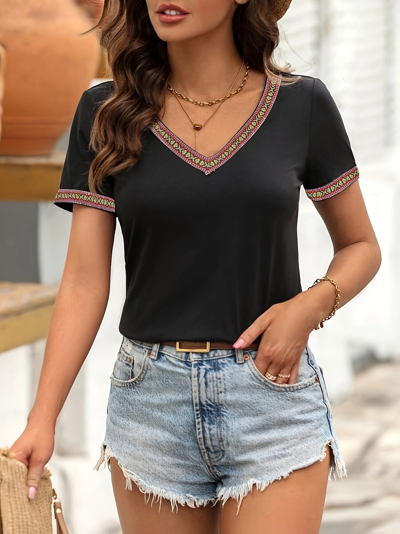 Կանացի էլեգանտ V-ձև օձիքով մարզաշապիկ՝ հակադիր գույների շեշտադրումներով - սև և բազմագույն երկրաչափական նախշերով, կարճ թևքերով գարուն/ամառային վերնաշապիկ, լվացքի մեքենայով լվացվող, ամենօրյա նորաձևություն, անթափանց գործվածք