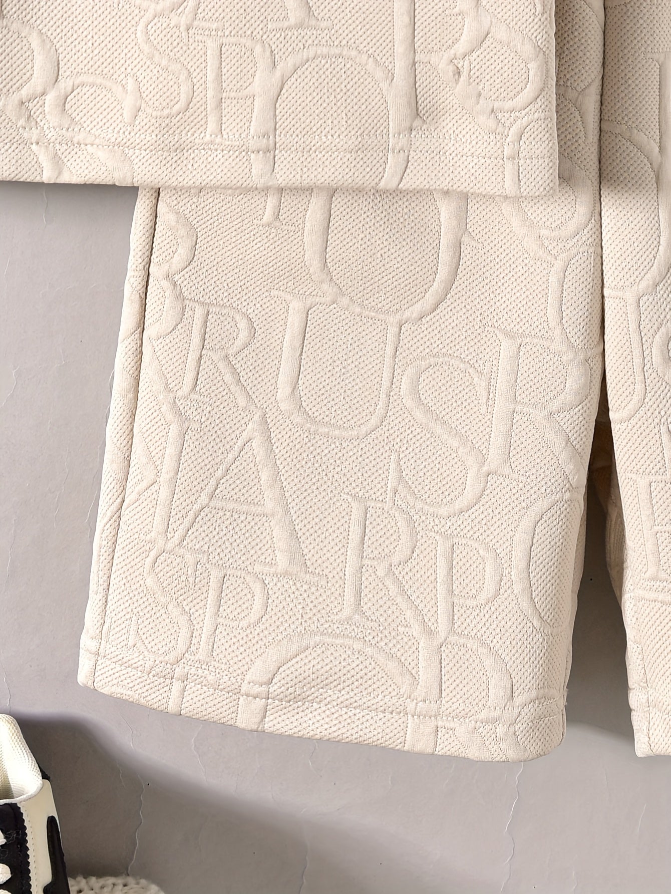 Տղաների համար նախատեսված ոճային սպիտակ կարճ թևքով մարզաշապիկ + առօրյա շորտեր + նորաձև կրծկալով պայուսակի հավաքածու, իդեալական է բացօթյա օգտագործման համար