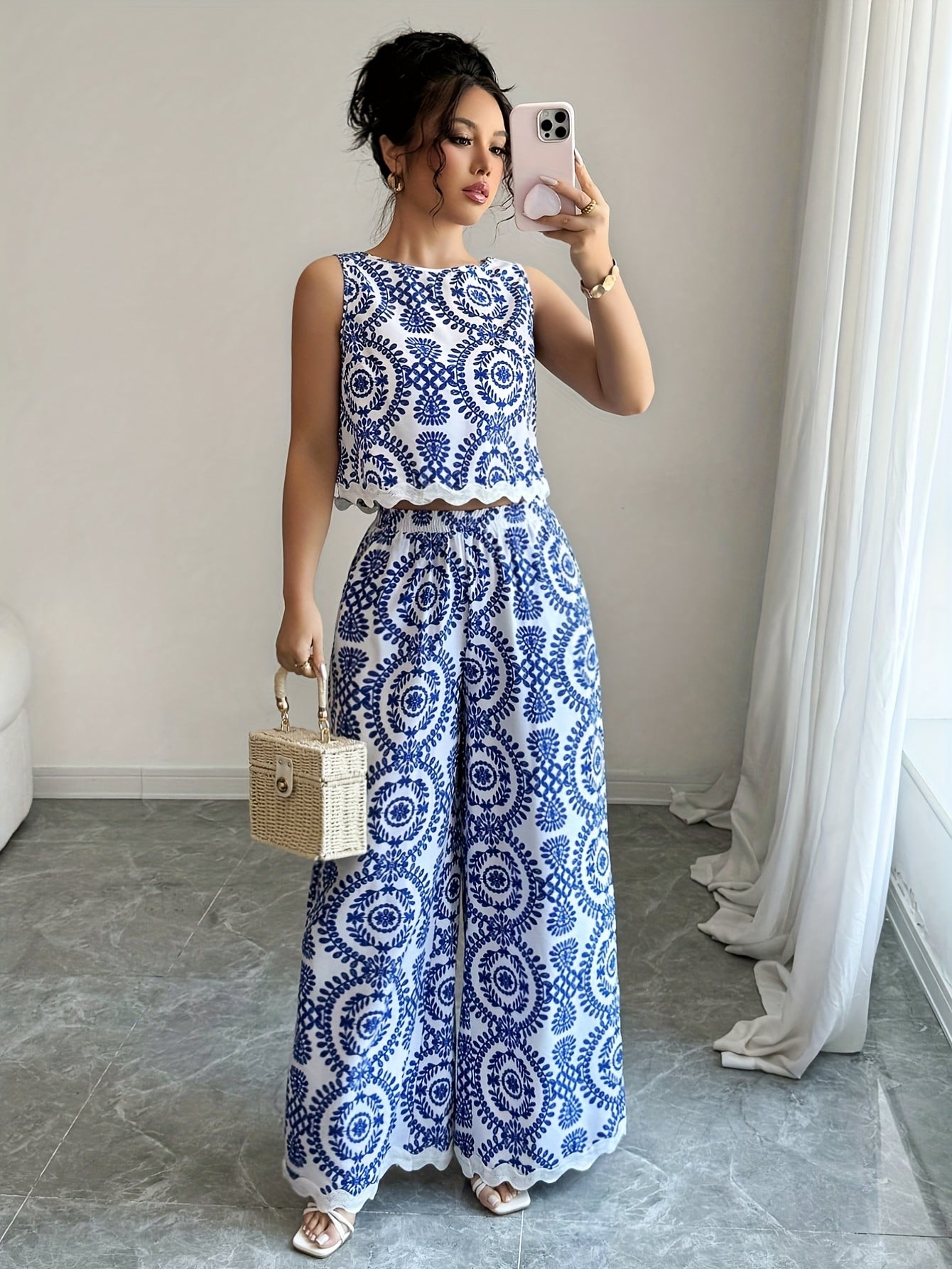 2 հատ կանացի բուսական նախշերով կլոր վզնոցով անթև վերնաշապիկի և տաբատի հավաքածու