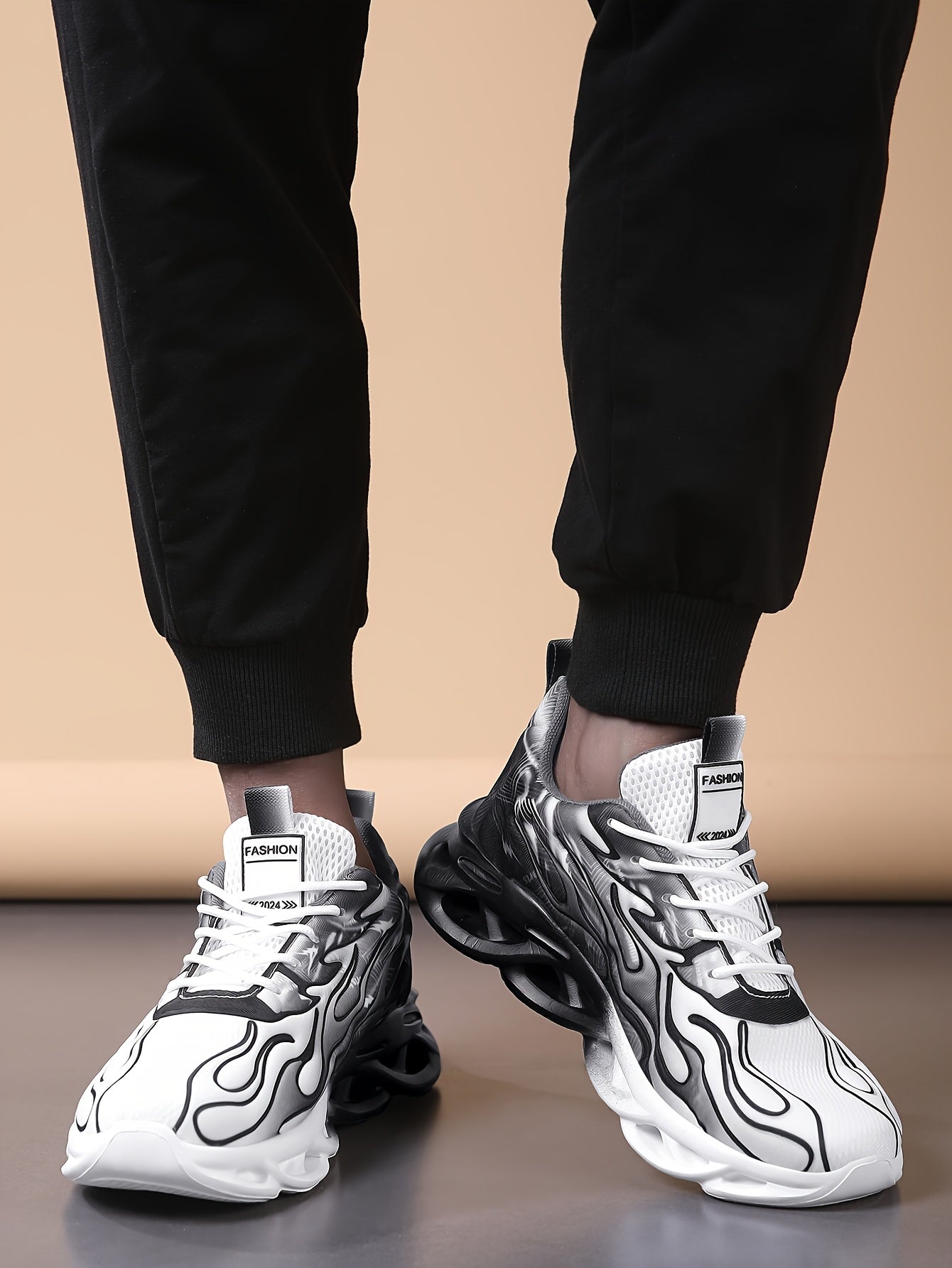 Նորաձև սև-սպիտակ գրադիենտային սպորտային կոշիկներ՝ շնչող ցանցով, հաստ ներբանով՝ հասակը մեծացնելու համար, նորաձև սպորտային, առօրյա վազքի կոշիկներ՝ բոցավառ դիզայնով, իդեալական ուսանողների համար՝ առօրյա հագուստով, բարձրակրունկ սպորտային կոշիկներ