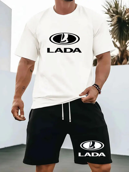 Տղամարդկանց ամառային առօրյա սպորտային երկու մասից բաղկացած հավաքածու՝ LADA տառերով նախշերով շապիկ և սև լարով շորտեր, առօրյա սպորտային հագուստ, սովորական չափս՝ իդեալական ամառային բացօթյա օգտագործման համար։