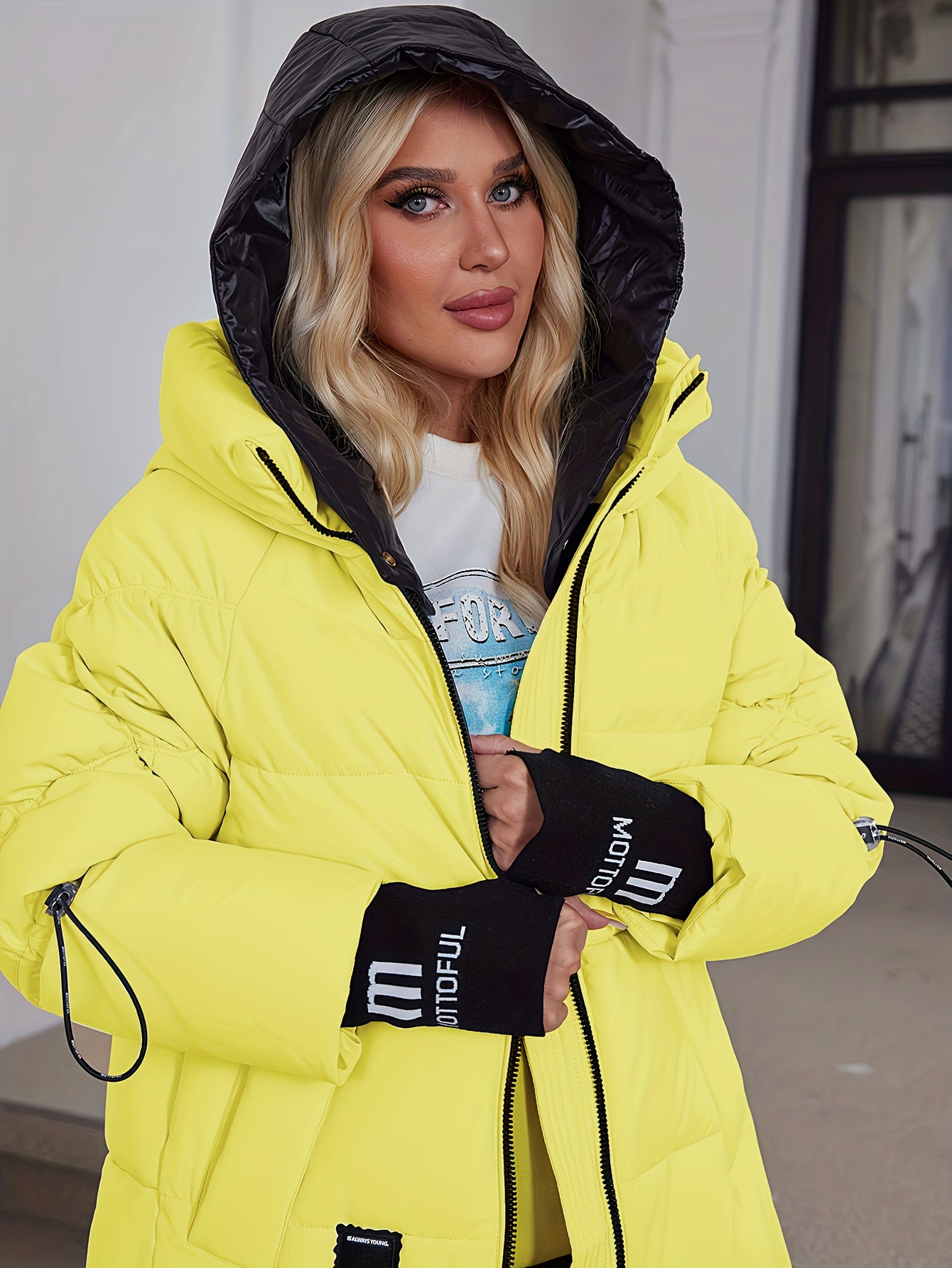 Կանացի ոճային բեժ գույնի փքված բաճկոն՝ առօրյա տաք ձմեռային վերարկու՝ սև եզրագծով, երկար թևքերով և կայծակաճարմանդով գլխարկով, պոլիեսթերային գործվածք՝ բացօթյա հարմարավետության համար։