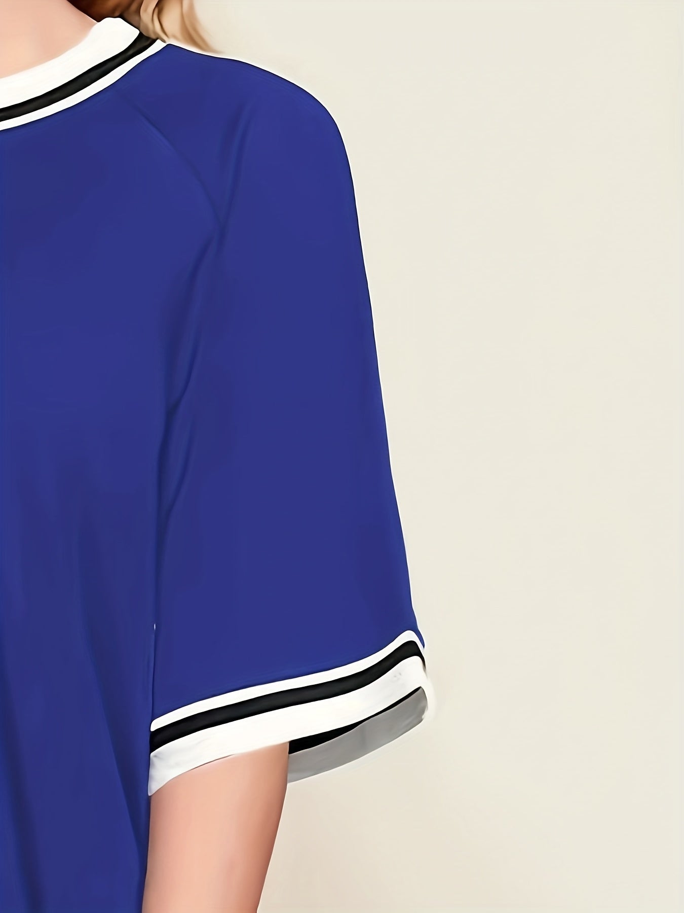 Կանացի մեծ չափսի առօրյա հանգստի հավաքածու - մոխրագույն և սպիտակ գծավոր մեծ չափսի մարզաշապիկ համապատասխան մարզաշապիկով, հարմարավետ բոլոր եղանակների տնային հագուստ, մարզաշապիկներ կանանց համար