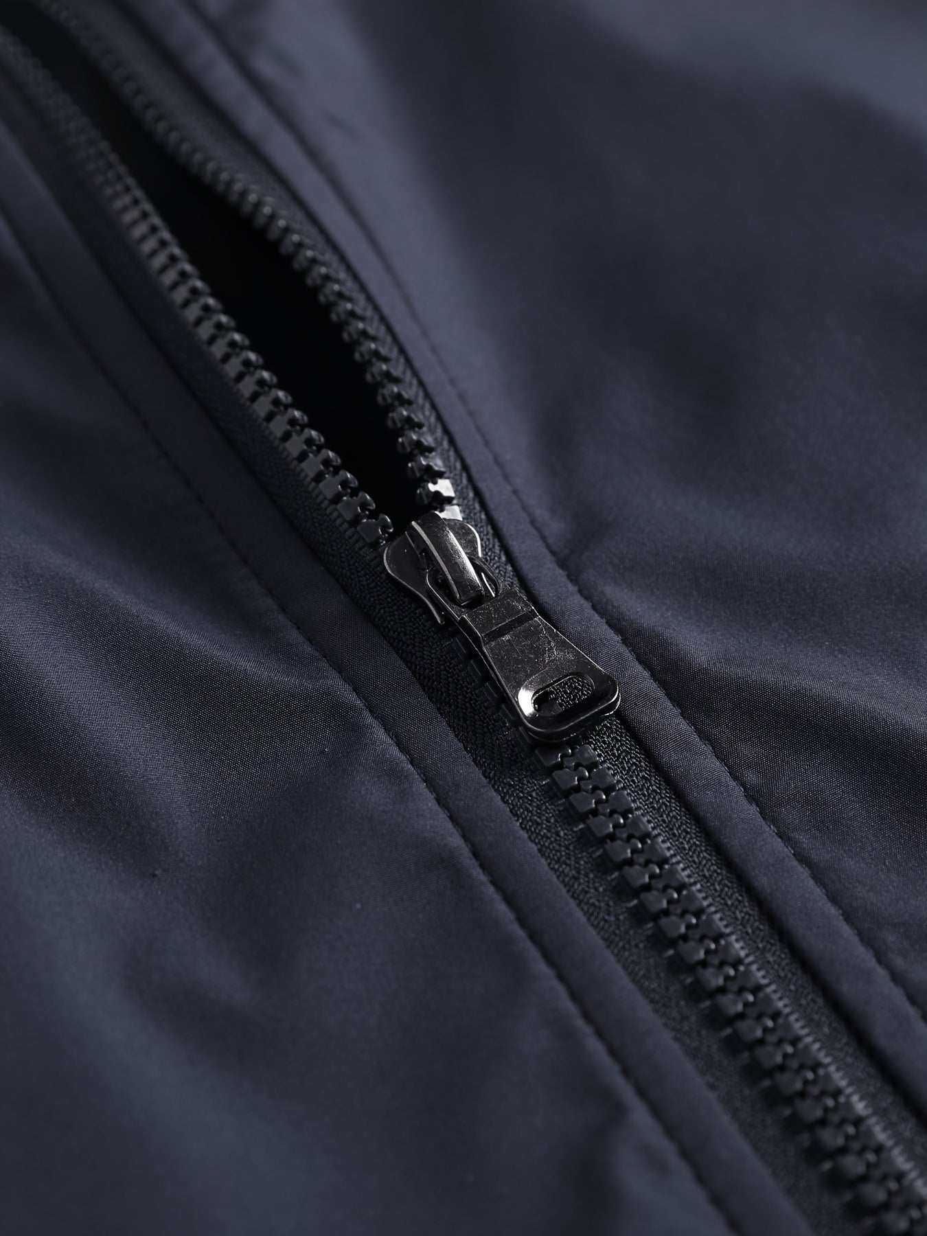 Տղամարդու թեթև բաճկոն՝ նեղ, կայծակաճարմանդով վերարկու՝ կանգնած օձիքով, թեթև վերնազգեստ՝ գարնանային/աշնանային, գրասենյակային, ճանապարհորդական, ամենօրյա՝ կայծակաճարմանդով փակվող, առօրյա բլեյզեր