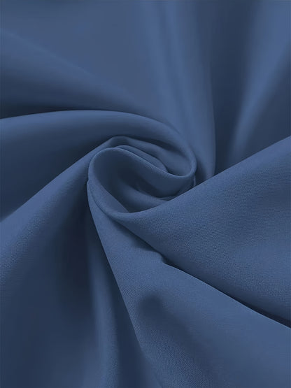 Տղամարդու նորաձև սև սպորտային առօրյա բաճկոն՝ թեթև բոմբեր՝ կայծակաճարմանդ գրպաններով, առջևի կայծակաճարմանդով և երիզավոր թևքերով։ Հիանալի է բացօթյա գործունեության, վազքի և առօրյա հագուստի համար։