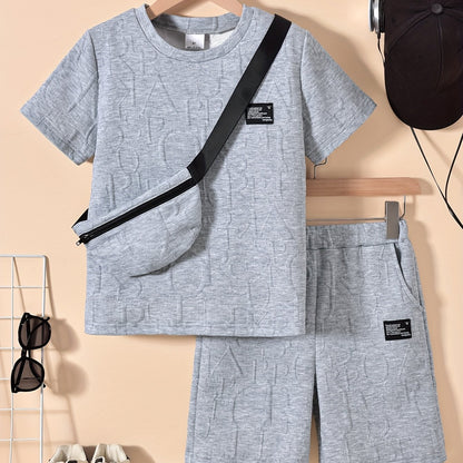 Տղաների համար նախատեսված ոճային սպիտակ կարճ թևքով մարզաշապիկ + առօրյա շորտեր + նորաձև կրծկալով պայուսակի հավաքածու, իդեալական է բացօթյա օգտագործման համար