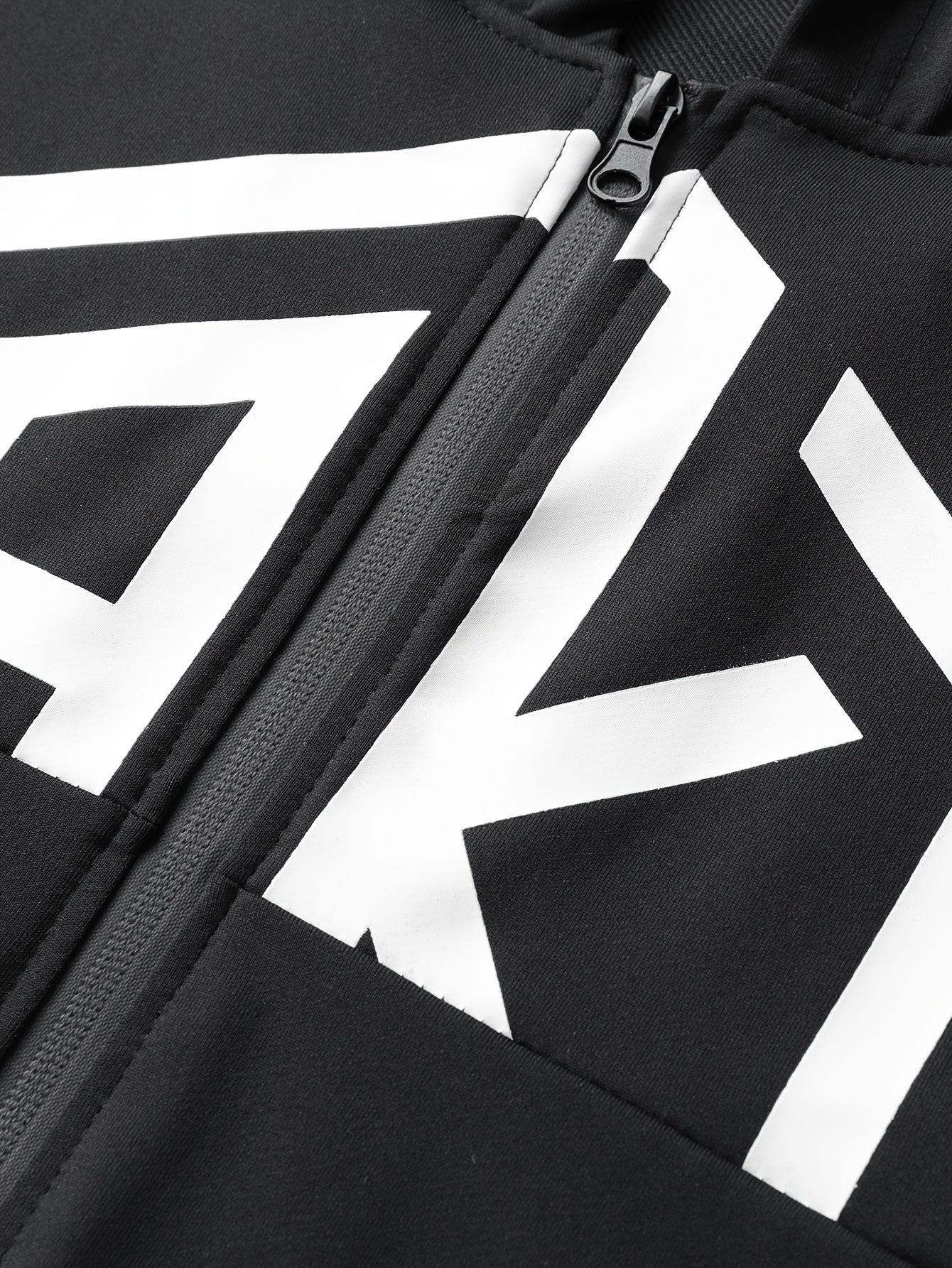 Տղամարդու AK տառերով տպագրությամբ երկար թևքերով վերնաշապիկ՝ կայծակաճարմանդով և երկար տաբատով, երկկտոր հավաքածու, թեթևակի ձգվող հարմարավետ հագուստ գարնան և աշնան համար