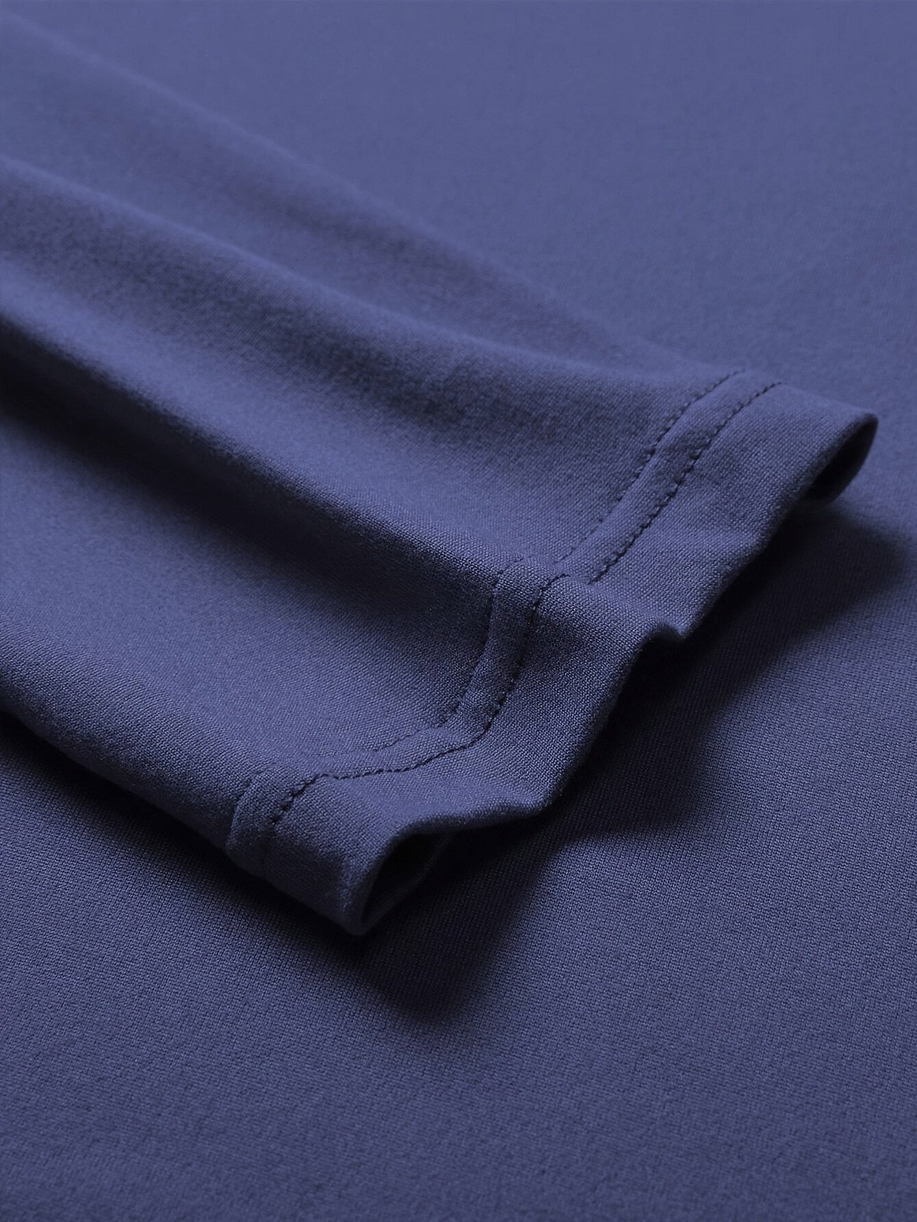 Տղամարդու առօրյա, գունային բլոկներով երկար թևքերով, կոճակներով վերնաշապիկ և լարով վազող տաբատ՝ պոլիեսթերի խառնուրդով, գրպաններով, իդեալական է գարնան/աշնան համար