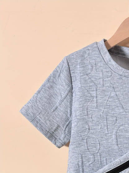 Տղաների համար նախատեսված ոճային սպիտակ կարճ թևքով մարզաշապիկ + առօրյա շորտեր + նորաձև կրծկալով պայուսակի հավաքածու, իդեալական է բացօթյա օգտագործման համար