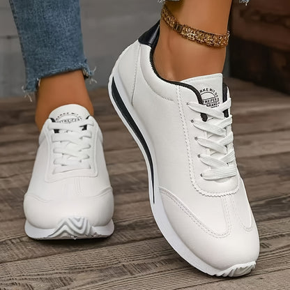 Կանացի դասական սպիտակ ցածրակրունկ սպորտային կոշիկներ - թեթև, հարմարավետ, կապերով, դիմացկուն ռետինե ներբանով և շնչող գործվածքային երեսպատմամբ, PU սինթետիկ արտաքին ծածկույթով, բոլոր եղանակների համար նախատեսված բազմակողմանի ամենօրյա կոշիկներ, նրբագեղ դիզայն: