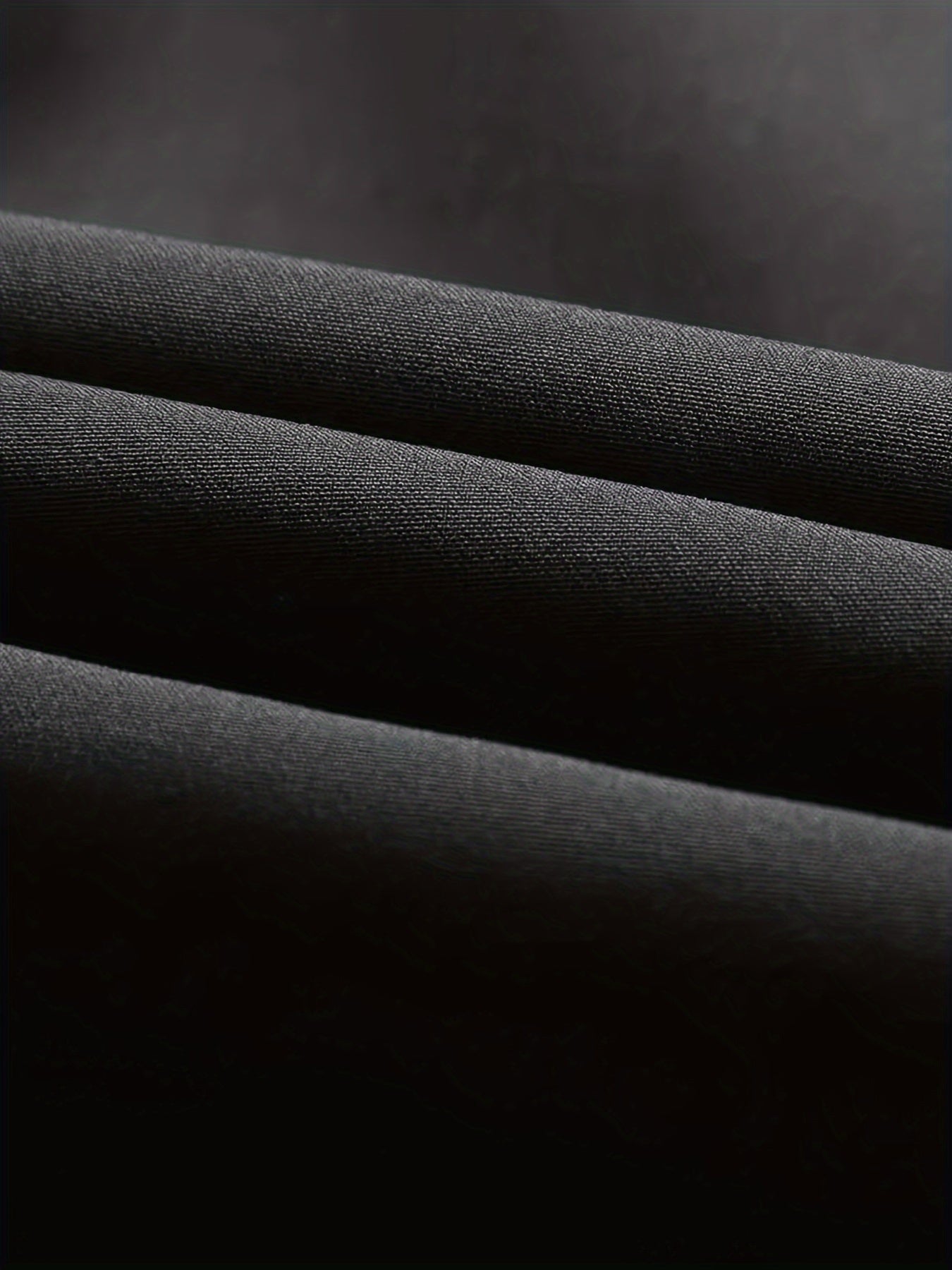 Տղամարդու նորաձև սև սպորտային առօրյա բաճկոն՝ թեթև բոմբեր՝ կայծակաճարմանդ գրպաններով, առջևի կայծակաճարմանդով և երիզավոր թևքերով։ Հիանալի է բացօթյա գործունեության, վազքի և առօրյա հագուստի համար։