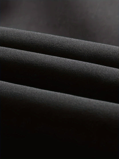 Տղամարդու նորաձև սև սպորտային առօրյա բաճկոն՝ թեթև բոմբեր՝ կայծակաճարմանդ գրպաններով, առջևի կայծակաճարմանդով և երիզավոր թևքերով։ Հիանալի է բացօթյա գործունեության, վազքի և առօրյա հագուստի համար։