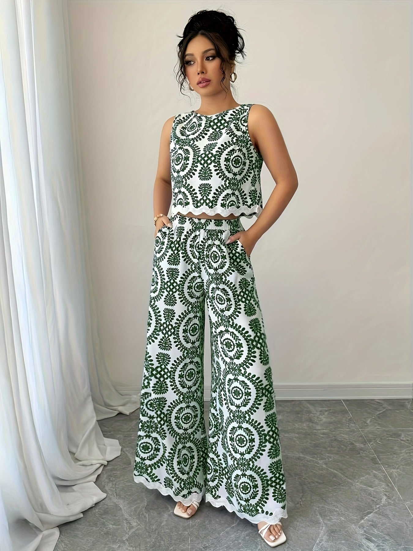 2 հատ կանացի բուսական նախշերով կլոր վզնոցով անթև վերնաշապիկի և տաբատի հավաքածու