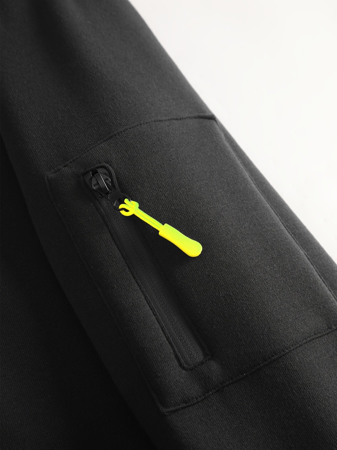 2 հատ տղամարդու միագույն երկարաթև սվիտեր և մարզաշապիկ գլխարկով, հարմար է գարնանային, աշնանային և ձմեռային սպորտաձևերի համար։