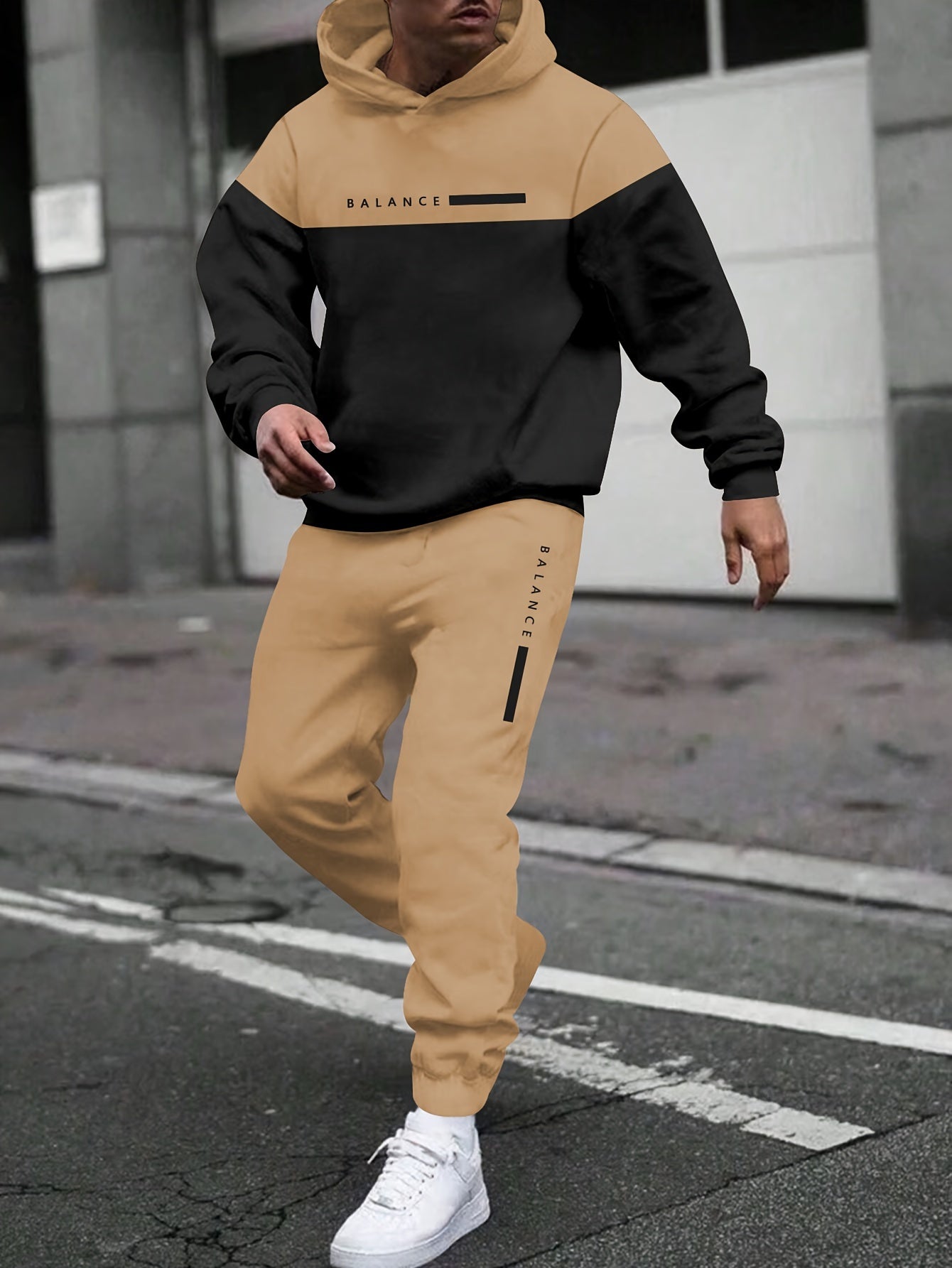 Տղամարդու աշուն/ձմեռ առօրյա պոլիեսթերային սպորտային համազգեստի հավաքածու - երկար թևքերով գլխարկով վերնաշապիկ՝ տառերի տպագրությամբ և պատչվորք դիզայնով, կանոնավոր չափի լարով վազորդներ, տրիկոտաժե գործվածք, թեթևակի ձգվող