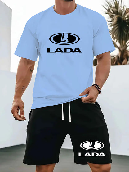 Տղամարդկանց ամառային առօրյա սպորտային երկու մասից բաղկացած հավաքածու՝ LADA տառերով նախշերով շապիկ և սև լարով շորտեր, առօրյա սպորտային հագուստ, սովորական չափս՝ իդեալական ամառային բացօթյա օգտագործման համար։