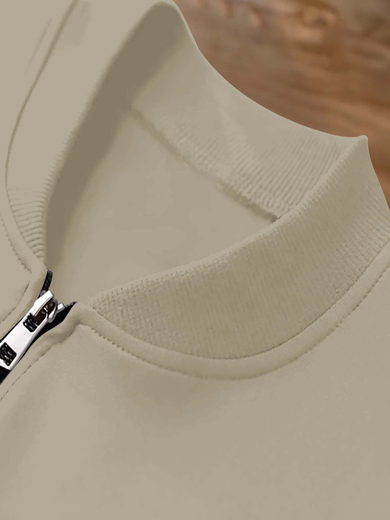 Տղամարդու նորաձև երկկտոր բաճկոնի և սպորտային տաբատի հավաքածու՝ մուգ կապույտ գույնի, ոճային նախշերով, առօրյա երիտասարդական սպորտային հագուստ, կայծակաճարմանդ դետալով, երկար թևքերով, նեղ չափսերով, աշուն/ձմեռ հավաքածու